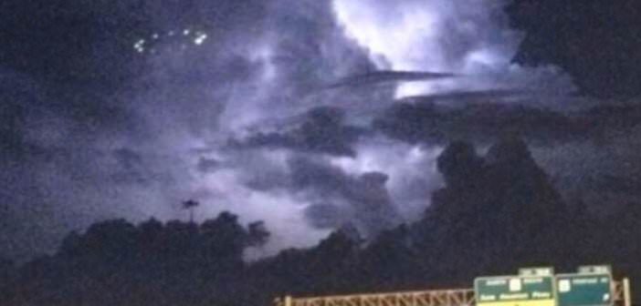 Hundreds Of People Captured This UFO Hovering Over Houston in5d in 5d