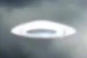 India Villagers See UFO Land and Aliens Approach Them
