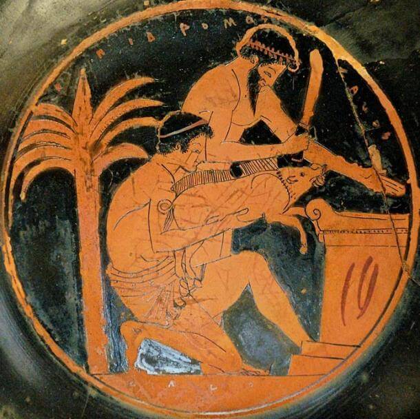 Sacrifice of a young boar in ancient Greece (tondo from an Attic red-figure cup, 510–500 BC, by the Epidromos Painter, collections of the Louvre). (public domain)