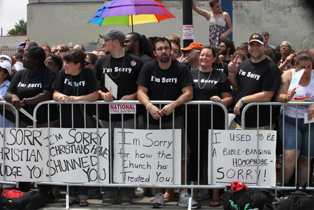This picture of Chicago Christians who showed up at a gay pride parade to apologize for h0m0phobia in the Church.
