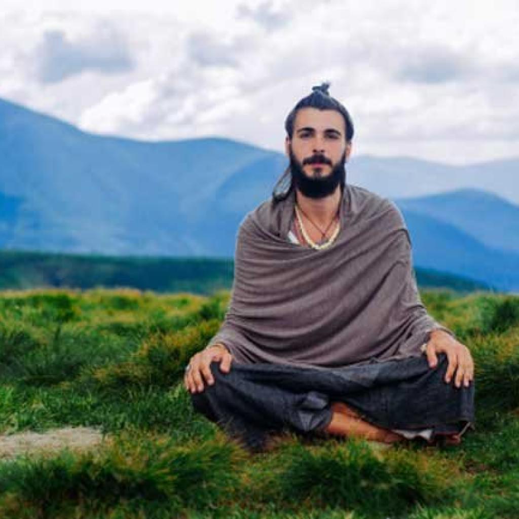 Левин медитация. Медитация в горах. Человек медитирует в горах. Человек медитирует на природе. Мужчина медитирует.