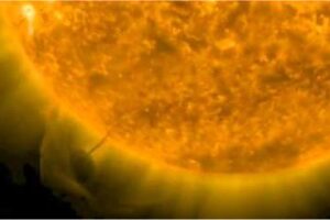 Amazing Sun-Orb Anomaly! Massive UFO Refueling on the Sun?