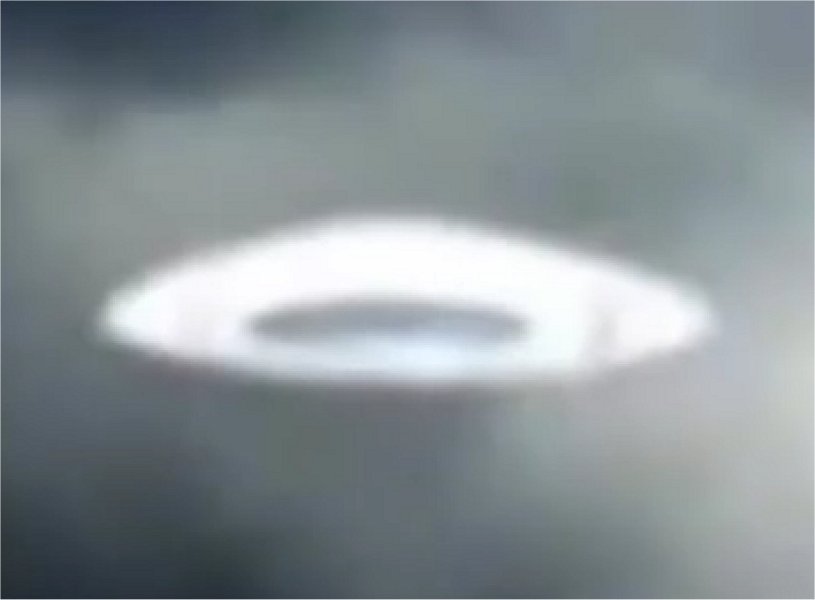 India Villagers See Red UFO Land and Aliens Approach Them