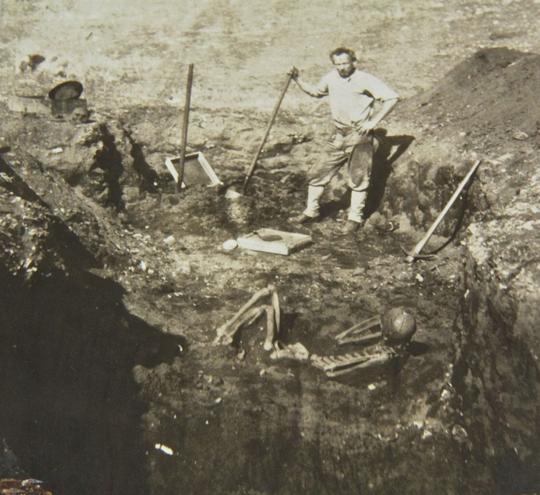 Ralph Glidden, a self-taught archaeologist, is reported to have discovered ancient burial sites on Catalina Island in the early 20th century. According to historical accounts, he excavated more than 800 grave sites and uncovered thousands of artifacts, as well as 4,000 human skeletons. Glidden reportedly claimed that an ancient race of "giants" with fair hair and adult males measuring between 7 and 9 feet in height, once lived on Santa Catalina Island and its surrounding islands.